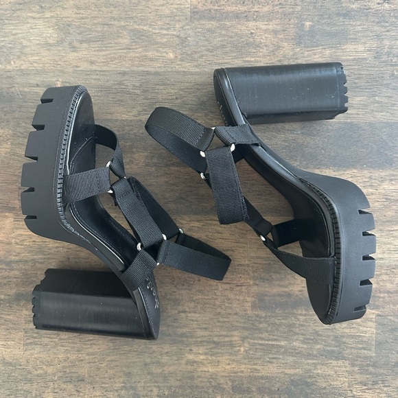 Charles by Charles David Vast Webbing Platform Sandals - Picture 6 of 9